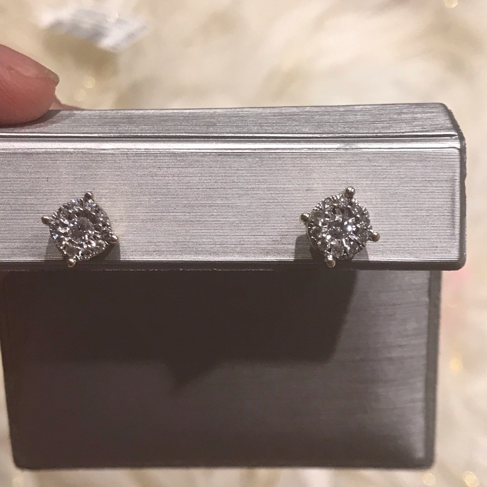 ✨Beautiful 14k solid YG Solitaire Diamond Earings✨